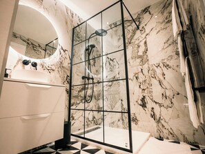 Shower, hair dryer, towels