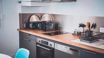 Kühlschrank, Mikrowelle, Ofen, Wasserkocher mit Kaffee-/Teezubehör