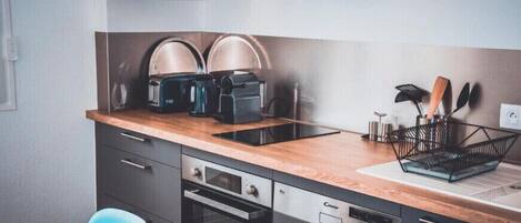 Refrigerador, microondas, horno y cafetera y tetera