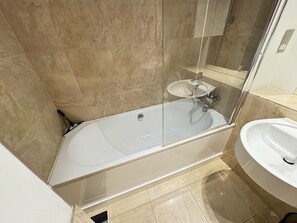 Douche, sèche-cheveux, serviettes fournies, savon