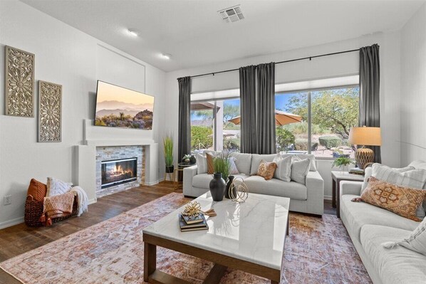 Smart TV, fireplace, offices - Charming 3-bedroom house plus in fabulous Scottsdale with Views! (Scottsdale)