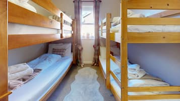 3 bedrooms, iron/ironing board, bed sheets