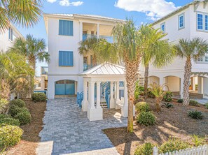 Exterior - Sawlty Dawg! Gulf Front, Private Beach, Free Beach Srvc & Jaw-dropping Views (Destin)