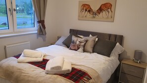 2 bedrooms, iron/ironing board, bed sheets - Stylish pet friendly two bedroom apartment located in the center of Aviemore (Aviemore)