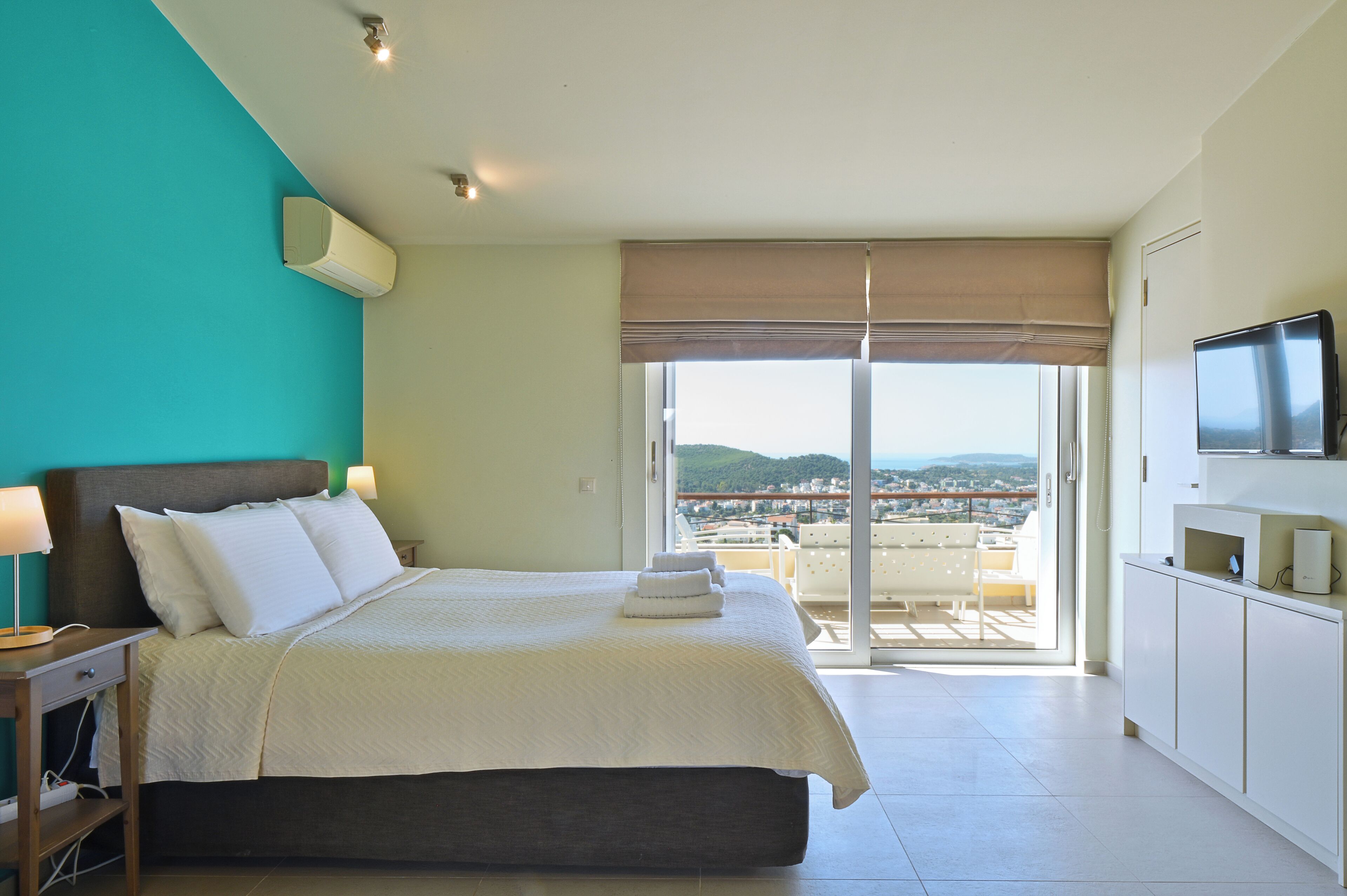 5 bedrooms, in-room safe, desk, iron/ironing board