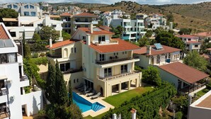 A residential area with modern houses, a swimming pool, and a hilly landscape in the background. - VILLA DOMUS RIVIERA with exclusive pool and breathtaking panoramic views (Voula)
