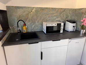 Frigobar, microondas, utensilios de cocina
