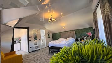 Comfort studio suite, uitzicht op tuin | Een bureau, een laptopwerkplek, geluiddichte muren