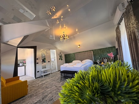 Comfort Studio Suite, Garden View | Desk, laptop workspace, soundproofing, iron/ironing board