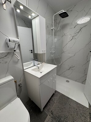 Comfort-Studiosuite, Gartenblick | Badezimmer | Dusche, Haartrockner, Handtücher, Seife