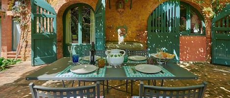 Outdoor dining