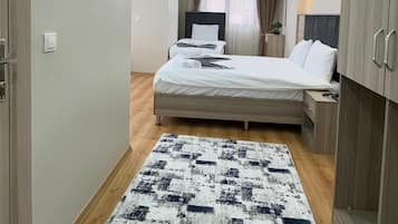 Habitación familiar con 1 cama doble o 2 individuales | Caja fuerte, escritorio, espacio para trabajar con un portátil