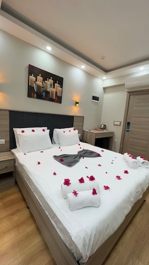 Classic Double Room Single Use | In-room safe, desk, laptop workspace, soundproofing - Lions Hotel (Altinova)