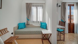 Une pièce chaleureuse avec une banquette intégrée, une petite table et une chaise.