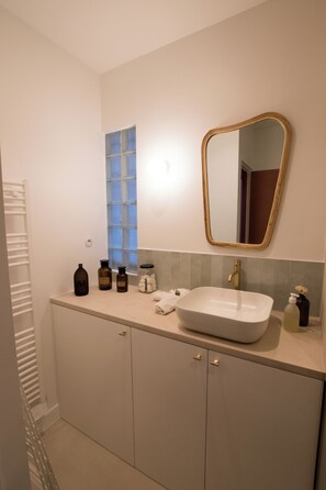 Dusj, hårføner, håndklær og såpe