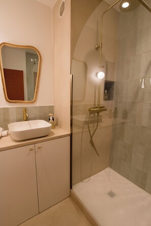 Douche, sĂšche-cheveux, serviettes fournies, savon