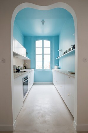 Kjøleskap, ovn, kokeplater og oppvaskmaskin