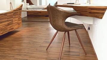 Una cocina moderna con una mesa de comedor de madera, una silla marrón y un banco empotrado.