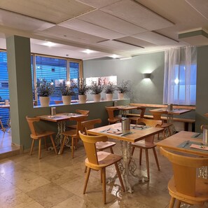 Esmorzar diari d'estil bufet (15 EUR per persona) 