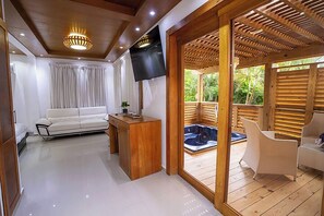 Phòng Suite Cao cấp, quang cảnh vườn | Két bảo mật tại phòng, bàn, khu vực làm việc phù hợp cho laptop 