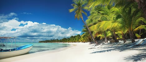 Privat strand i nÀrheten och vit sandstrand