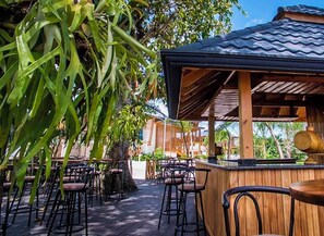 Bar (trong khuôn viên)