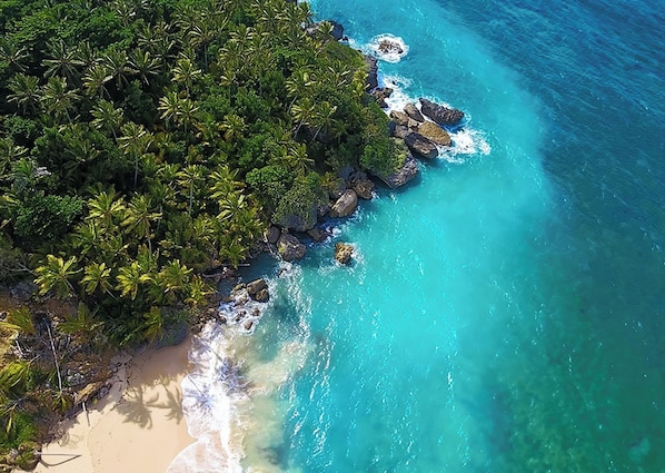 Playa privada en los alrededores, arena blanca