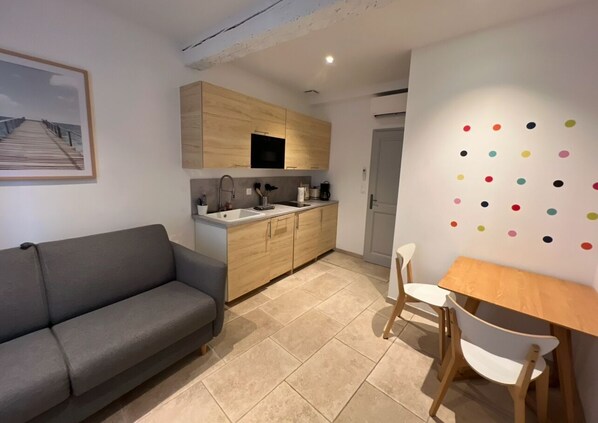 Smart TV - Holiday in Arles: Amphitheatre Apartment A (Arles)