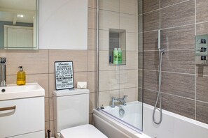 Douche, sĂšche-cheveux, serviettes fournies