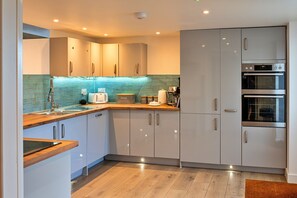 Fridge, oven, dishwasher, coffee/tea maker