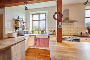 Fridge, microwave, oven, stovetop - Host & Stay | Birdhope Craig Church (Rochester)