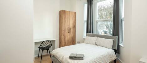 1 Schlafzimmer, Schreibtisch, WLAN, Bettwäsche