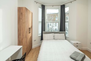 1 habitación, escritorio, wifi y ropa de cama