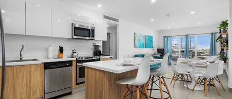 Frigorifero, microonde, piano cottura, tostapane