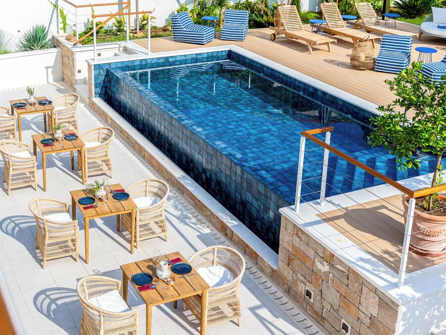 Außenpool (je nach Saison geöffnet), Sonnenschirme, Liegestühle