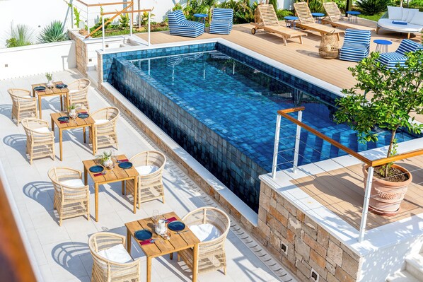 Außenpool (je nach Saison geöffnet), Sonnenschirme, Liegestühle