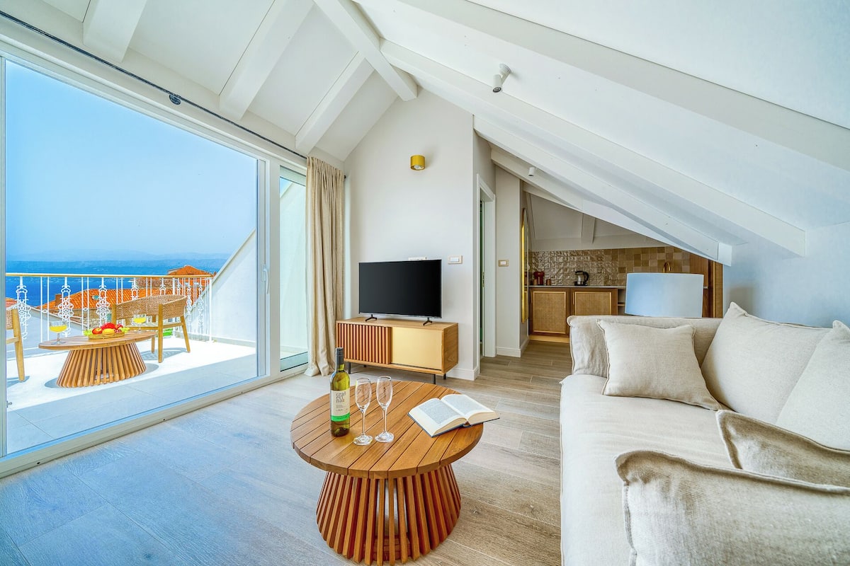 Luxe suite | Woonruimte | Een 48-inch smart-tv met digitale zenders
