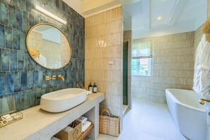Luxury Suite, Terrace, Pool View | Bathroom | Free toiletries, hair dryer, bathrobes, slippers - Hotel Brattia (Postira)