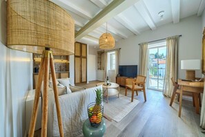 Luxury Suite, Terrace, Pool View | Living area | 48-inch Smart TV with digital channels - Hotel Brattia (Postira)