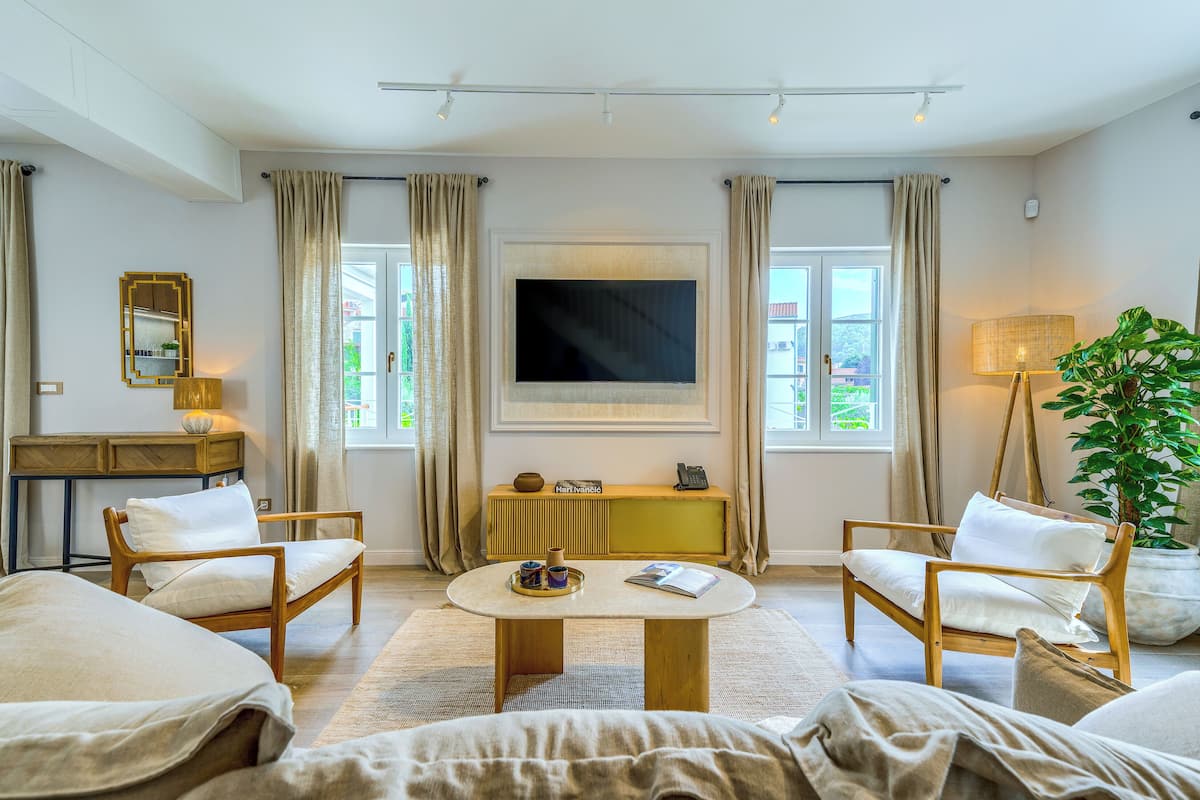Deluxe appartement | Woonruimte | Een 48-inch smart-tv met digitale zenders