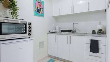 Frigorífico, horno, placa de cocina y tostadora