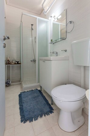 Dusche, Haartrockner, Handtücher