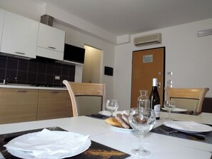 Großer Kühlschrank, Mikrowelle, Herdplatte