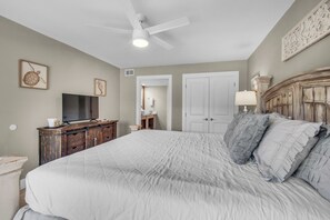 2 bedrooms, iron/ironing board, WiFi, bed sheets - 🌅Community Pool-Walk 2 Beach-Covered Balcony-Pier-2BR Deepwater Cove 103🌅 (Pensacola Beach)