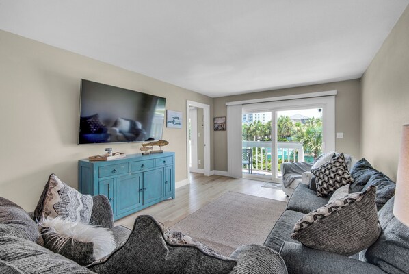 Smart TV - 🌅Community Pool-Walk 2 Beach-Covered Balcony-Pier-2BR Deepwater Cove 103🌅 (Pensacola Beach)