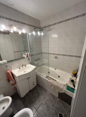 Hårføner, bidé, håndklær og såpe