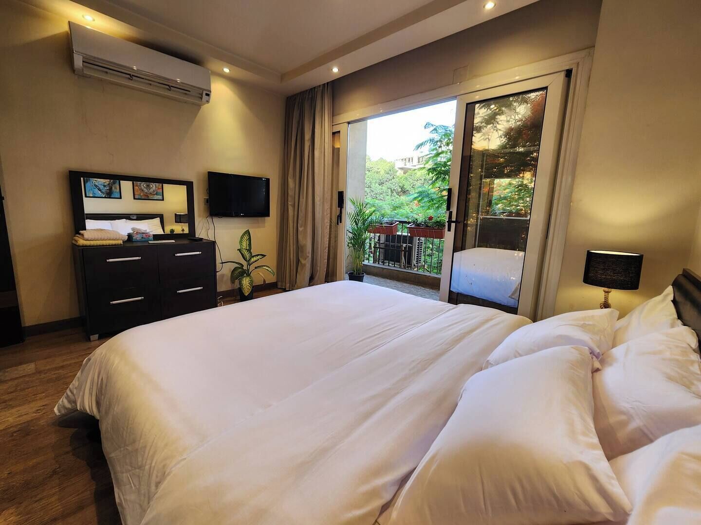 2 bedrooms, desk, iron/ironing board, WiFi