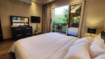 2 bedrooms, desk, iron/ironing board, WiFi