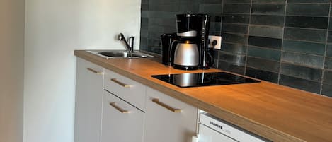 Kühlschrank, Mikrowelle, Herdplatte, Geschirrspüler