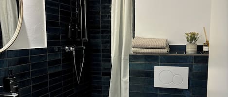 Une salle de bain moderne avec un lavabo blanc, des toilettes et un espace douche.